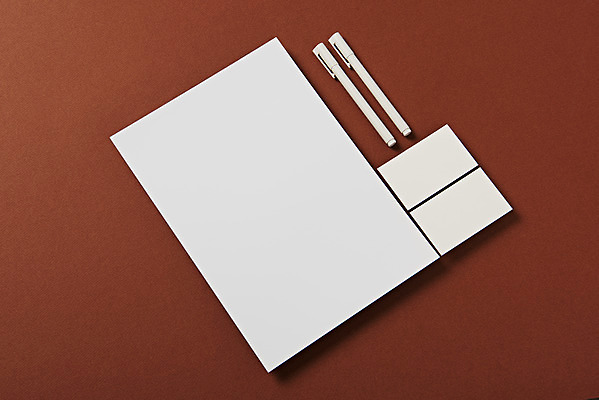 포토 JPG 스튜디오촬영 종이 명함 재질 프레임 실내 사람없음 하이앵글 볼펜 사무용품 여러개 공백 오브젝트 디자인소스 목업 플랫레이 카피스페이스 편집소스 갈색배경 국내포토 뷰포인트 다수 백그라운드 문구용품 내부 펜 갈색 플랫 파일형식