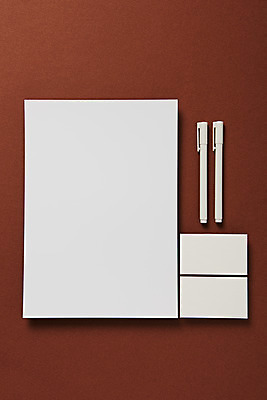 포토 JPG 스튜디오촬영 종이 명함 재질 프레임 실내 사람없음 하이앵글 볼펜 사무용품 여러개 공백 오브젝트 디자인소스 목업 플랫레이 카피스페이스 편집소스 갈색배경 국내포토 뷰포인트 다수 백그라운드 문구용품 내부 펜 갈색 플랫 파일형식