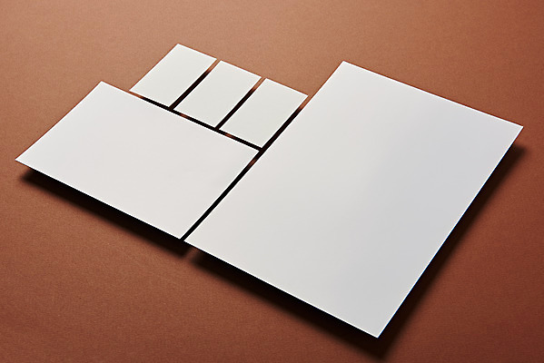 포토 JPG 스튜디오촬영 종이 명함 재질 프레임 실내 사람없음 사무용품 여러개 공백 오브젝트 디자인소스 목업 카피스페이스 편집소스 갈색배경 국내포토 다수 백그라운드 문구용품 내부 갈색 파일형식