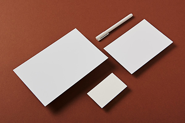 포토 JPG 스튜디오촬영 종이 명함 재질 프레임 실내 사람없음 볼펜 사무용품 여러개 공백 오브젝트 디자인소스 목업 카피스페이스 편집소스 갈색배경 국내포토 다수 백그라운드 문구용품 내부 펜 갈색 파일형식