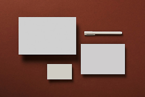 포토 JPG 스튜디오촬영 종이 명함 재질 프레임 실내 사람없음 하이앵글 볼펜 사무용품 여러개 공백 오브젝트 디자인소스 목업 플랫레이 카피스페이스 편집소스 갈색배경 국내포토 뷰포인트 다수 백그라운드 문구용품 내부 펜 갈색 플랫 파일형식