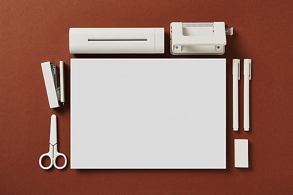 포토 JPG 스튜디오촬영 종이 재질 프레임 가위 실내 사람없음 하이앵글 볼펜 사무용품 여러개 공백 스테이플러 오브젝트 지우개 디자인소스 파쇄기 목업 플랫레이 카피스페이스 편집소스 갈색배경 국내포토 펀칭기 뷰포인트 다수 백그라운드 문구용품 학용품 내부 펜 갈색 기계 플랫 파일형식