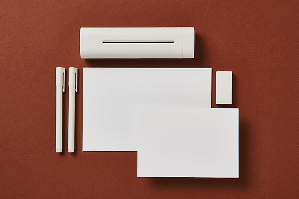 포토 JPG 스튜디오촬영 종이 재질 프레임 실내 사람없음 하이앵글 볼펜 사무용품 여러개 공백 오브젝트 지우개 디자인소스 파쇄기 목업 플랫레이 카피스페이스 편집소스 갈색배경 국내포토 뷰포인트 다수 백그라운드 문구용품 학용품 내부 펜 갈색 기계 플랫 파일형식