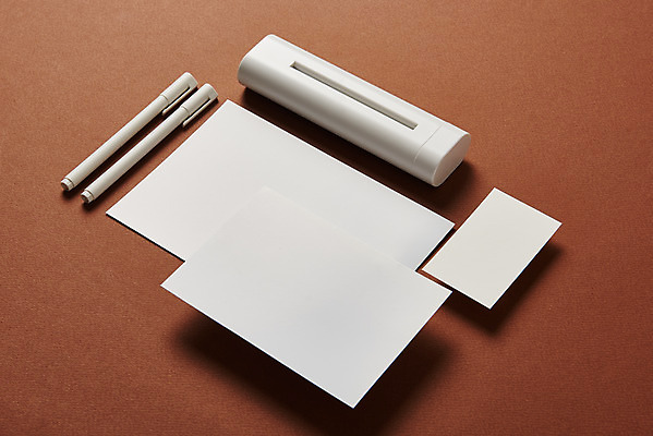 포토 JPG 스튜디오촬영 종이 명함 재질 프레임 실내 사람없음 볼펜 사무용품 여러개 공백 오브젝트 디자인소스 파쇄기 목업 카피스페이스 편집소스 갈색배경 국내포토 다수 백그라운드 문구용품 내부 펜 갈색 기계 파일형식