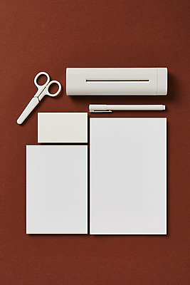 포토 JPG 스튜디오촬영 종이 명함 재질 프레임 가위 실내 사람없음 하이앵글 볼펜 사무용품 여러개 공백 오브젝트 디자인소스 파쇄기 목업 플랫레이 카피스페이스 편집소스 갈색배경 국내포토 뷰포인트 다수 백그라운드 문구용품 내부 펜 갈색 기계 플랫 파일형식