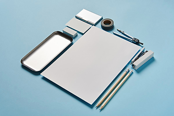 포토 JPG 스튜디오촬영 종이 명함 재질 프레임 쟁반 실내 사람없음 연필 사무용품 여러개 공백 스테이플러 오브젝트 지우개 파란배경 테이프 컴파스 명함집 디자인소스 목업 카피스페이스 편집소스 국내포토 다수 백그라운드 문구용품 학용품 내부 파란색 필기구 파일형식