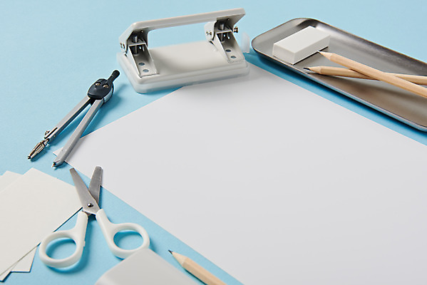 포토 JPG 스튜디오촬영 종이 명함 재질 프레임 가위 쟁반 실내 사람없음 연필 사무용품 여러개 공백 오브젝트 지우개 파란배경 컴파스 디자인소스 목업 카피스페이스 편집소스 국내포토 펀칭기 다수 백그라운드 문구용품 학용품 내부 파란색 필기구 파일형식