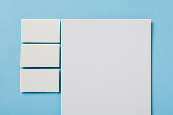 포토 JPG 스튜디오촬영 종이 명함 재질 프레임 실내 사람없음 하이앵글 사무용품 여러개 공백 오브젝트 파란배경 디자인소스 목업 플랫레이 카피스페이스 편집소스 국내포토 뷰포인트 다수 백그라운드 문구용품 내부 파란색 플랫 파일형식