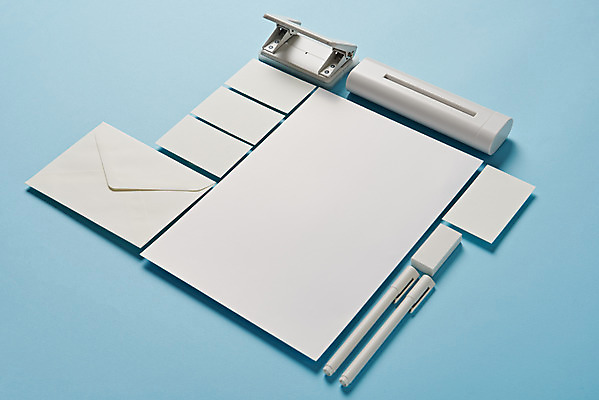 포토 JPG 스튜디오촬영 종이 명함 재질 편지봉투 프레임 실내 사람없음 볼펜 사무용품 여러개 공백 오브젝트 지우개 파란배경 디자인소스 파쇄기 목업 카피스페이스 편집소스 국내포토 펀칭기 다수 백그라운드 문구용품 학용품 봉투 내부 파란색 펜 기계 편지 파일형식