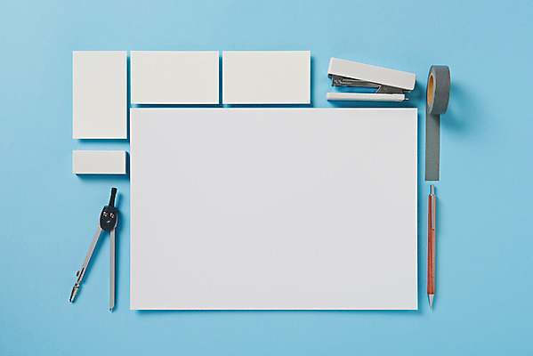 포토 JPG 스튜디오촬영 종이 명함 재질 프레임 실내 사람없음 하이앵글 볼펜 사무용품 여러개 공백 스테이플러 오브젝트 지우개 파란배경 테이프 컴파스 디자인소스 목업 플랫레이 카피스페이스 편집소스 국내포토 뷰포인트 다수 백그라운드 문구용품 학용품 내부 파란색 펜 플랫 파일형식