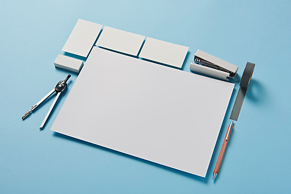 포토 JPG 스튜디오촬영 종이 명함 재질 프레임 실내 사람없음 볼펜 사무용품 여러개 공백 스테이플러 오브젝트 지우개 파란배경 테이프 컴파스 디자인소스 목업 카피스페이스 편집소스 국내포토 다수 백그라운드 문구용품 학용품 내부 파란색 펜 파일형식