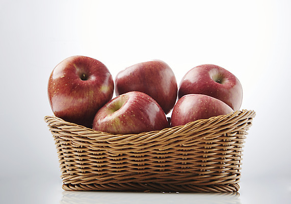 포토 JPG 스튜디오촬영 과일 실내 누끼 사람없음 쌓기 여러개 신선 달콤 사과 오브젝트 흰배경 선물세트 명절선물 라탄바구니 국내포토 명절 다수 백그라운드 모션 선물 내부 바구니 흰색 맛 파일형식