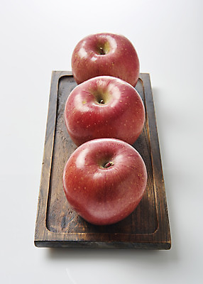 포토 JPG 스튜디오촬영 과일 실내 누끼 사람없음 신선 세개 달콤 사과 오브젝트 흰배경 일렬 선물세트 나무접시 명절선물 국내포토 접시 명절 백그라운드 3 선물 내부 흰색 맛 파일형식