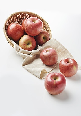 포토 JPG 스튜디오촬영 과일 실내 누끼 사람없음 여러개 신선 달콤 사과 천 오브젝트 흰배경 선물세트 명절선물 라탄바구니 국내포토 명절 다수 백그라운드 선물 내부 바구니 흰색 직물 맛 파일형식