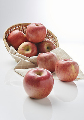 포토 JPG 스튜디오촬영 과일 실내 누끼 사람없음 여러개 신선 달콤 사과 천 오브젝트 흰배경 선물세트 명절선물 라탄바구니 국내포토 명절 다수 백그라운드 선물 내부 바구니 흰색 직물 맛 파일형식