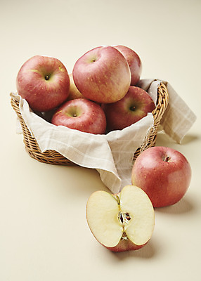 포토 JPG 스튜디오촬영 조각 과일 단면 실내 누끼 사람없음 쌓기 여러개 신선 달콤 사과 천 오브젝트 흰배경 선물세트 명절선물 라탄바구니 국내포토 명절 다수 백그라운드 모션 선물 내부 바구니 흰색 직물 맛 파일형식