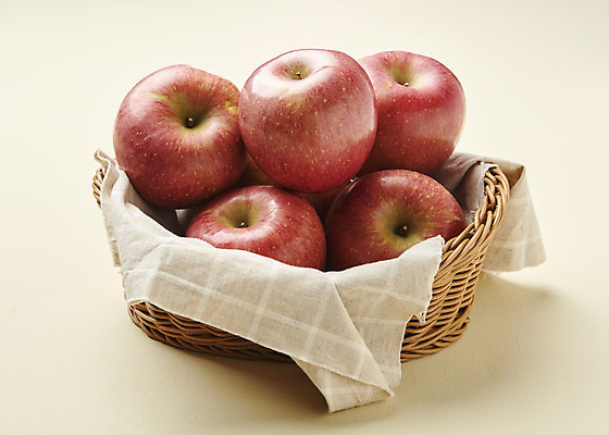 포토 JPG 스튜디오촬영 과일 실내 누끼 사람없음 쌓기 여러개 신선 달콤 사과 천 오브젝트 흰배경 선물세트 명절선물 라탄바구니 국내포토 명절 다수 백그라운드 모션 선물 내부 바구니 흰색 직물 맛 파일형식