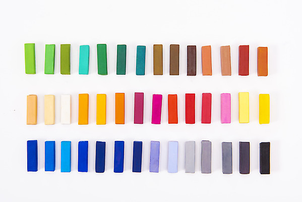 포토 JPG 스튜디오촬영 실내 미술 사람없음 하이앵글 컬러풀 여러개 오브젝트 흰배경 그림 일렬 미술교육 파스텔 창의력 창의성 플랫레이 국내포토 교육 뷰포인트 컬러 다수 백그라운드 문화예술 학용품 내부 흰색 플랫 파일형식