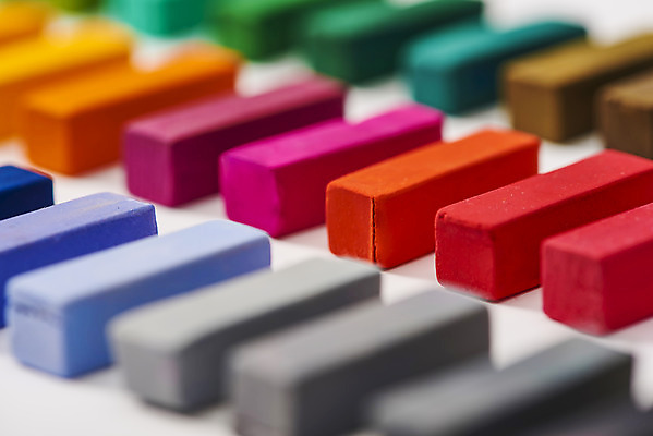 포토 JPG 스튜디오촬영 실내 미술 근접촬영 사람없음 아웃포커스 컬러풀 여러개 오브젝트 흰배경 그림 일렬 미술교육 파스텔 창의력 창의성 국내포토 교육 뷰포인트 컬러 다수 백그라운드 문화예술 학용품 촬영기법 내부 흰색 파일형식