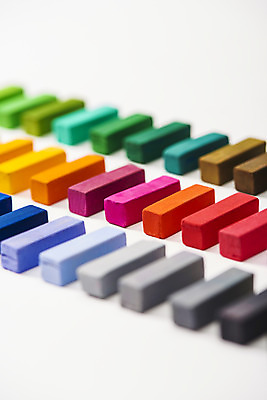 포토 JPG 스튜디오촬영 실내 미술 근접촬영 사람없음 아웃포커스 컬러풀 여러개 오브젝트 흰배경 그림 일렬 미술교육 파스텔 창의력 창의성 국내포토 교육 뷰포인트 컬러 다수 백그라운드 문화예술 학용품 촬영기법 내부 흰색 파일형식