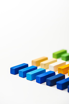 포토 JPG 스튜디오촬영 실내 미술 근접촬영 사람없음 아웃포커스 컬러풀 여러개 오브젝트 흰배경 그림 일렬 미술교육 파스텔 창의력 창의성 국내포토 교육 뷰포인트 컬러 다수 백그라운드 문화예술 학용품 촬영기법 내부 흰색 파일형식