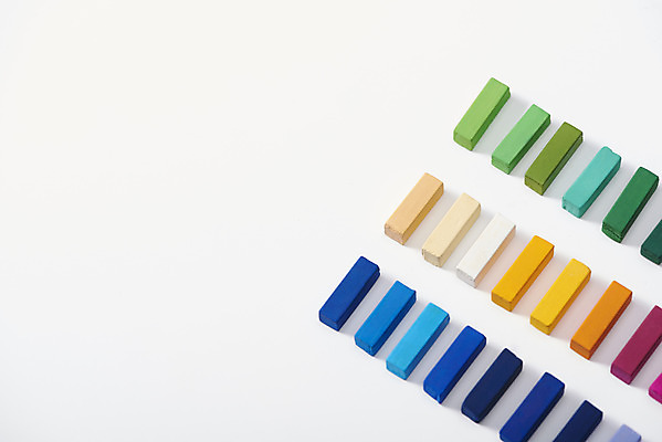 포토 JPG 스튜디오촬영 실내 미술 사람없음 컬러풀 여러개 오브젝트 흰배경 그림 일렬 미술교육 파스텔 창의력 창의성 국내포토 교육 컬러 다수 백그라운드 문화예술 학용품 내부 흰색 파일형식