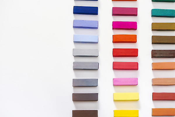 포토 JPG 스튜디오촬영 실내 미술 사람없음 하이앵글 컬러풀 여러개 오브젝트 흰배경 그림 일렬 미술교육 파스텔 창의력 창의성 플랫레이 국내포토 교육 뷰포인트 컬러 다수 백그라운드 문화예술 학용품 내부 흰색 플랫 파일형식