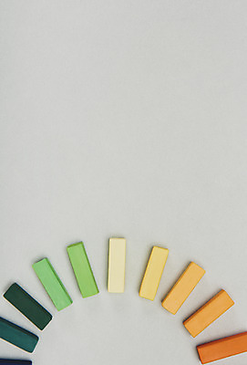 포토 JPG 스튜디오촬영 회색배경 실내 미술 사람없음 하이앵글 컬러풀 여러개 원형 오브젝트 그림 미술교육 파스텔 창의력 창의성 플랫레이 국내포토 도형 교육 뷰포인트 컬러 다수 백그라운드 문화예술 학용품 내부 회색 플랫 파일형식