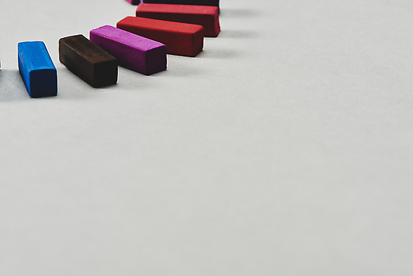 포토 JPG 스튜디오촬영 회색배경 실내 미술 사람없음 컬러풀 여러개 원형 오브젝트 그림 미술교육 파스텔 창의력 창의성 국내포토 도형 교육 컬러 다수 백그라운드 문화예술 학용품 내부 회색 파일형식