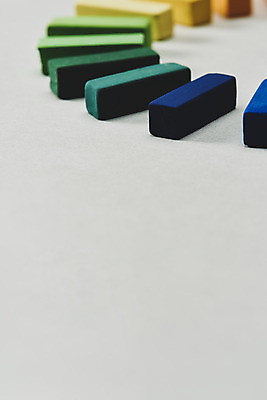 포토 JPG 스튜디오촬영 회색배경 실내 미술 사람없음 컬러풀 여러개 원형 오브젝트 그림 미술교육 파스텔 창의력 창의성 국내포토 도형 교육 컬러 다수 백그라운드 문화예술 학용품 내부 회색 파일형식