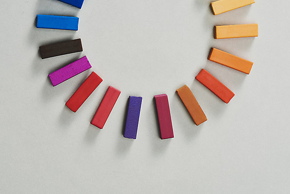 포토 JPG 스튜디오촬영 회색배경 실내 미술 사람없음 하이앵글 컬러풀 여러개 원형 오브젝트 그림 미술교육 파스텔 창의력 창의성 플랫레이 국내포토 도형 교육 뷰포인트 컬러 다수 백그라운드 문화예술 학용품 내부 회색 플랫 파일형식