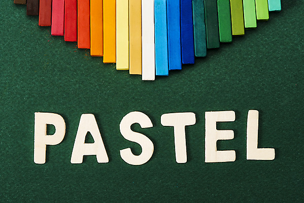 포토 JPG 스튜디오촬영 영어 실내 미술 타이포그라피 사람없음 하이앵글 컬러풀 여러개 오브젝트 그림 미술교육 파스텔 창의력 창의성 플랫레이 초록배경 국내포토 문자 교육 뷰포인트 컬러 다수 백그라운드 문화예술 학용품 내부 초록색 플랫 파일형식