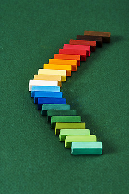 포토 JPG 스튜디오촬영 화살표 실내 미술 사람없음 컬러풀 여러개 오브젝트 그림 미술교육 파스텔 창의력 창의성 초록배경 국내포토 교육 컬러 다수 백그라운드 문화예술 학용품 내부 초록색 파일형식