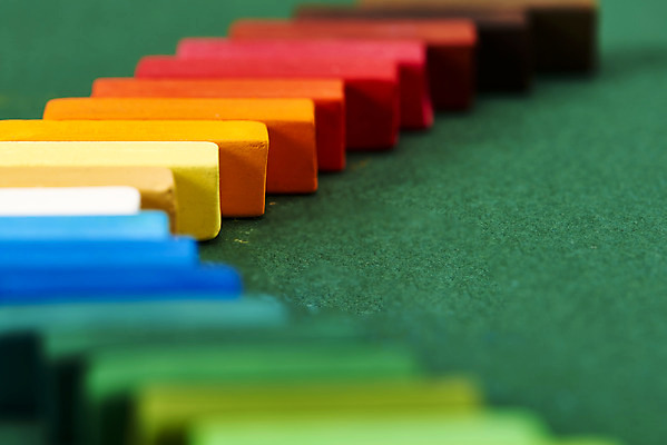 포토 JPG 스튜디오촬영 실내 미술 근접촬영 사람없음 아웃포커스 컬러풀 여러개 오브젝트 그림 미술교육 파스텔 창의력 창의성 초록배경 국내포토 교육 뷰포인트 컬러 다수 백그라운드 문화예술 학용품 촬영기법 내부 초록색 파일형식