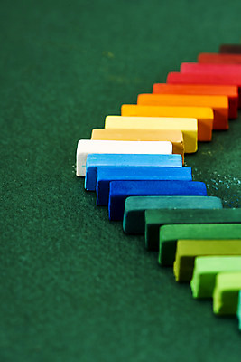 포토 JPG 스튜디오촬영 실내 미술 근접촬영 사람없음 아웃포커스 컬러풀 여러개 오브젝트 그림 미술교육 파스텔 창의력 창의성 초록배경 국내포토 교육 뷰포인트 컬러 다수 백그라운드 문화예술 학용품 촬영기법 내부 초록색 파일형식