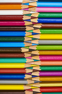 포토 JPG 스튜디오촬영 색연필 실내 미술 사람없음 하이앵글 컬러풀 여러개 오브젝트 그림 일렬 미술교육 지그재그 창의력 창의성 플랫레이 국내포토 교육 뷰포인트 컬러 다수 문화예술 학용품 내부 플랫 파일형식