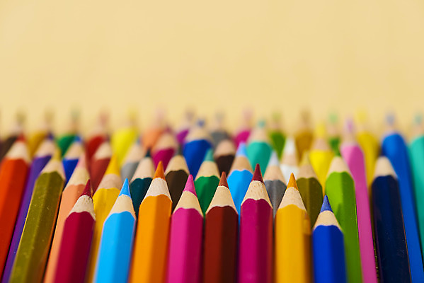 포토 JPG 스튜디오촬영 색연필 실내 미술 근접촬영 사람없음 아웃포커스 컬러풀 쌓기 여러개 오브젝트 그림 미술교육 노란배경 창의력 창의성 국내포토 교육 뷰포인트 컬러 다수 백그라운드 모션 문화예술 학용품 촬영기법 내부 노란색 파일형식