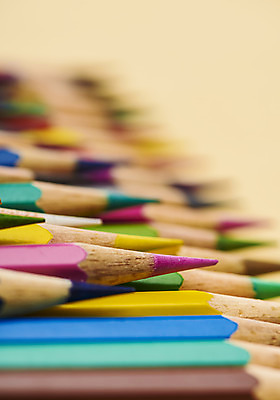 포토 JPG 스튜디오촬영 색연필 실내 미술 근접촬영 사람없음 아웃포커스 컬러풀 쌓기 여러개 오브젝트 그림 미술교육 노란배경 창의력 창의성 국내포토 교육 뷰포인트 컬러 다수 백그라운드 모션 문화예술 학용품 촬영기법 내부 노란색 파일형식