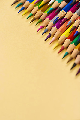 포토 JPG 스튜디오촬영 색연필 실내 미술 사람없음 컬러풀 쌓기 여러개 오브젝트 그림 미술교육 노란배경 창의력 창의성 국내포토 교육 컬러 다수 백그라운드 모션 문화예술 학용품 내부 노란색 파일형식