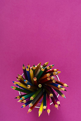 포토 JPG 스튜디오촬영 색연필 실내 미술 사람없음 하이앵글 컬러풀 여러개 오브젝트 그림 연필꽂이 미술교육 창의력 창의성 플랫레이 분홍색배경 국내포토 교육 뷰포인트 분홍색 컬러 다수 백그라운드 문화예술 문구용품 학용품 내부 플랫 파일형식