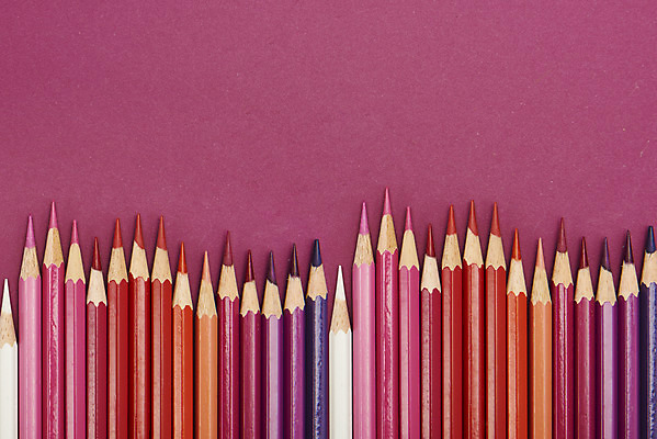 포토 JPG 스튜디오촬영 색연필 실내 미술 사람없음 하이앵글 컬러풀 여러개 오브젝트 그림 일렬 미술교육 지그재그 창의력 창의성 플랫레이 분홍색배경 국내포토 교육 뷰포인트 분홍색 컬러 다수 백그라운드 문화예술 학용품 내부 플랫 파일형식