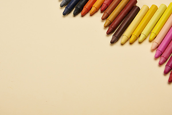 포토 JPG 스튜디오촬영 실내 미술 사람없음 컬러풀 여러개 오브젝트 그림 크레파스 미술교육 노란배경 지그재그 창의력 창의성 국내포토 교육 컬러 다수 백그라운드 문화예술 학용품 내부 노란색 파일형식