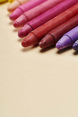 포토 JPG 스튜디오촬영 실내 미술 근접촬영 사람없음 컬러풀 여러개 오브젝트 그림 크레파스 일렬 미술교육 노란배경 창의력 창의성 국내포토 교육 뷰포인트 컬러 다수 백그라운드 문화예술 학용품 내부 노란색 파일형식