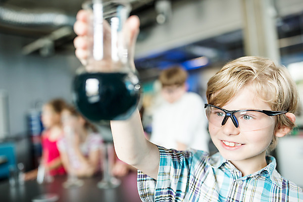 포토 JPG 서양인 외국인 학생 여자 교육 남자 초등학생 어린이 과학 실내 서기 미소 들기 사람 소녀 소년 여러명 상반신 앞모습 10대 친구 체험학습 체험 실험실 즐거움 호기심 박물관 비커 용액 체코 과학교육 보안경 어린이만 국내포토 감정 유럽 뷰포인트 다수 컨셉 관계 모션 청소년 표정 실험기구 실험 인종 내부 안전장비 파일형식