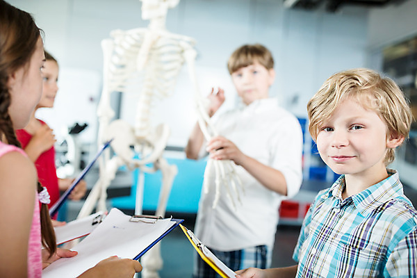 포토 JPG 서양인 외국인 학생 응시 여자 교육 남자 초등학생 어린이 과학 신체 뼈 실내 서기 미소 사람 소녀 소년 여러명 상반신 앞모습 옆모습 10대 친구 잡기 체험학습 체험 박물관 체코 과학교육 해골모형 어린이만 국내포토 시선 유럽 뷰포인트 다수 컨셉 관계 모션 청소년 표정 인종 내부 모형 파일형식