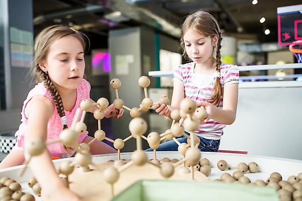 포토 JPG 서양인 외국인 학생 여자 교육 초등학생 어린이 과학 놀이 실내 사람 앉기 소녀 상반신 두명 앞모습 10대 친구 모형 잡기 체험학습 체험 박물관 원자 체코 과학교육 분자구조 소녀만 국내포토 유럽 뷰포인트 컨셉 관계 모션 청소년 인종 내부 여자만 어린이만 파일형식