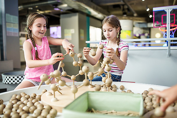포토 JPG 서양인 외국인 학생 여자 교육 초등학생 어린이 과학 놀이 실내 미소 사람 앉기 소녀 상반신 두명 앞모습 10대 친구 모형 잡기 체험학습 체험 즐거움 박물관 원자 체코 과학교육 분자구조 소녀만 국내포토 감정 유럽 뷰포인트 컨셉 관계 모션 청소년 표정 인종 내부 여자만 어린이만 파일형식