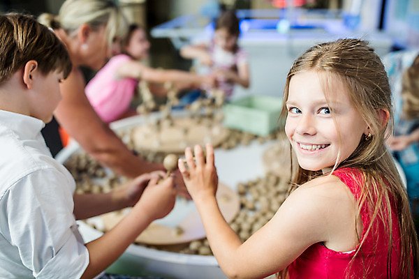 포토 JPG 서양인 외국인 학생 여자 교육 남자 초등학생 어린이 중년 50대 과학 놀이 실내 미소 사람 앉기 여러명 상반신 옆모습 뒷모습 10대 친구 모형 잡기 체험학습 체험 박물관 원자 체코 과학교육 분자구조 국내포토 유럽 뷰포인트 다수 컨셉 관계 모션 청소년 표정 인종 성인 내부 파일형식