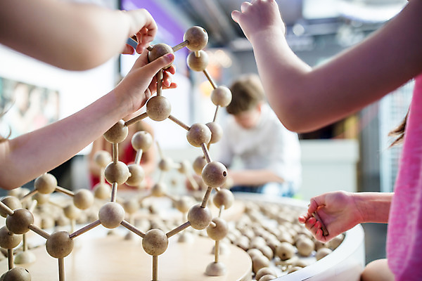 포토 JPG 서양인 외국인 학생 여자 교육 남자 초등학생 어린이 과학 놀이 실내 사람 앉기 소녀 소년 여러명 앞모습 뒷모습 10대 친구 모형 잡기 체험학습 체험 박물관 원자 체코 과학교육 팔 분자구조 국내포토 유럽 뷰포인트 다수 컨셉 관계 모션 청소년 인종 내부 신체부위 파일형식