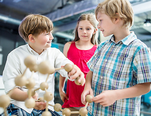 포토 JPG 서양인 외국인 학생 응시 여자 교육 남자 초등학생 어린이 과학 놀이 실내 서기 미소 사람 앉기 소녀 소년 상반신 앞모습 10대 세명 친구 마주보기 모형 잡기 체험학습 체험 즐거움 박물관 원자 체코 과학교육 분자구조 어린이만 국내포토 시선 감정 유럽 뷰포인트 컨셉 관계 모션 청소년 표정 인종 내부 파일형식